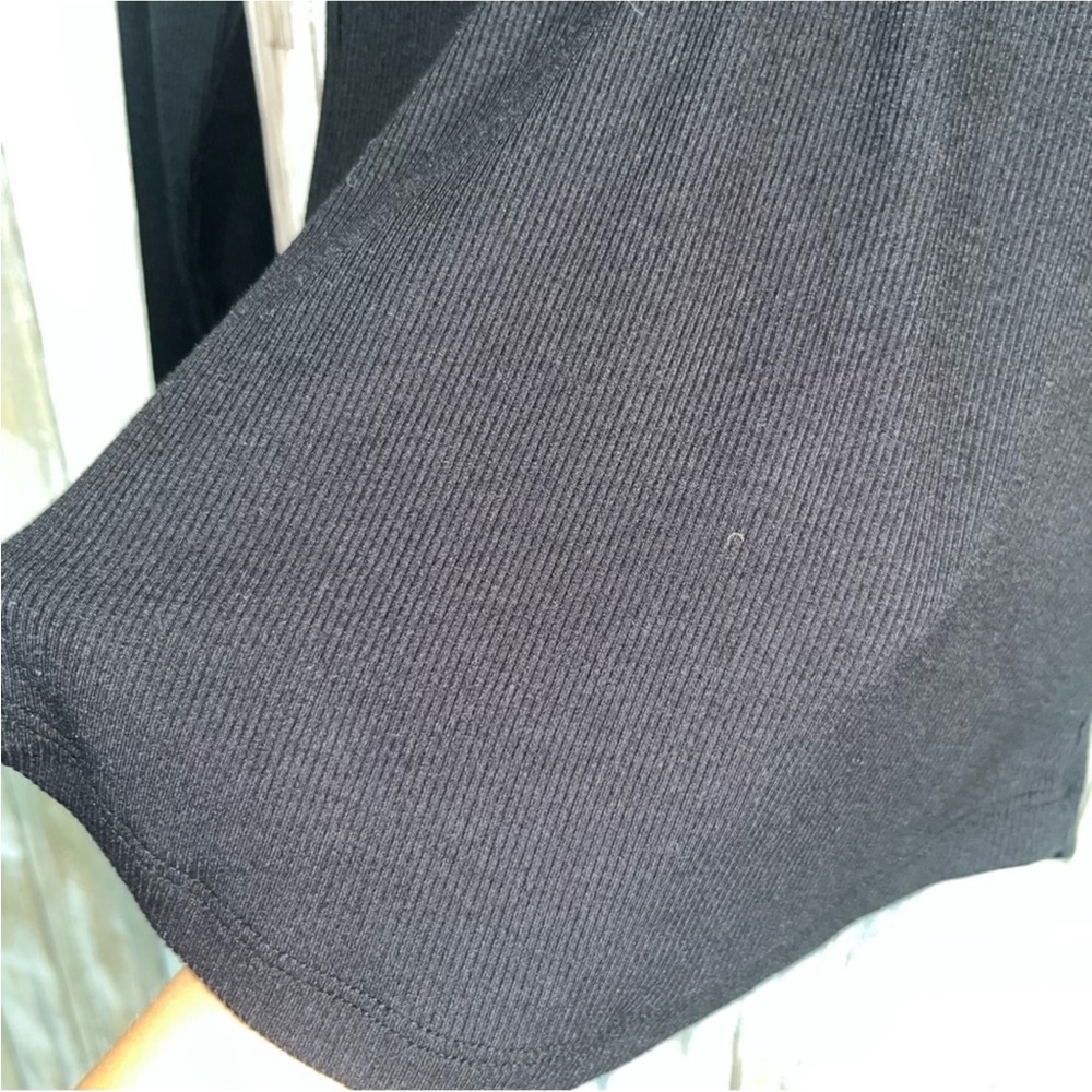American Eagle Black Ribbed V Neck - Picture 4 of 5
